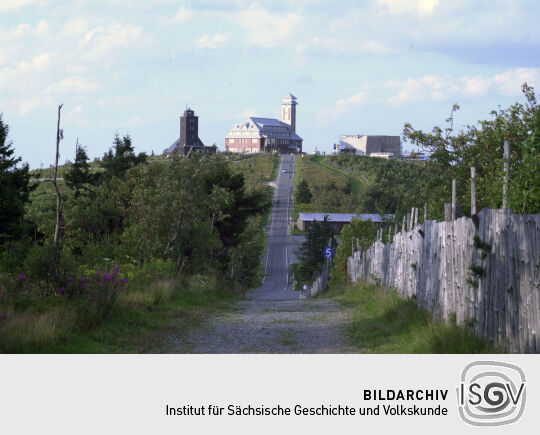 Die Wetterwarte und das Fichtelberghaus auf dem Fichtelberg.