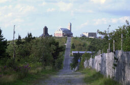 Die Wetterwarte und das Fichtelberghaus auf dem Fichtelberg.