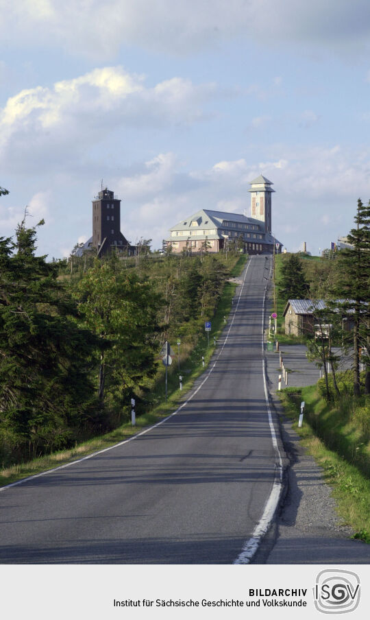 Die Wetterwarte und das Fichtelberghaus auf dem Fichtelberg.