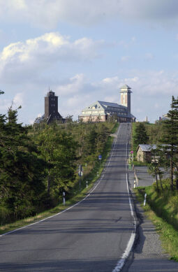 Die Wetterwarte und das Fichtelberghaus auf dem Fichtelberg.