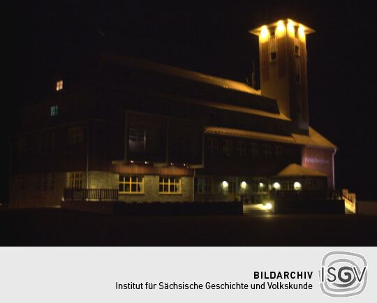 Das Fichtelberghaus auf dem Fichtelberg in der Nacht .