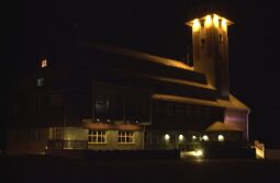 Das Fichtelberghaus auf dem Fichtelberg in der Nacht .