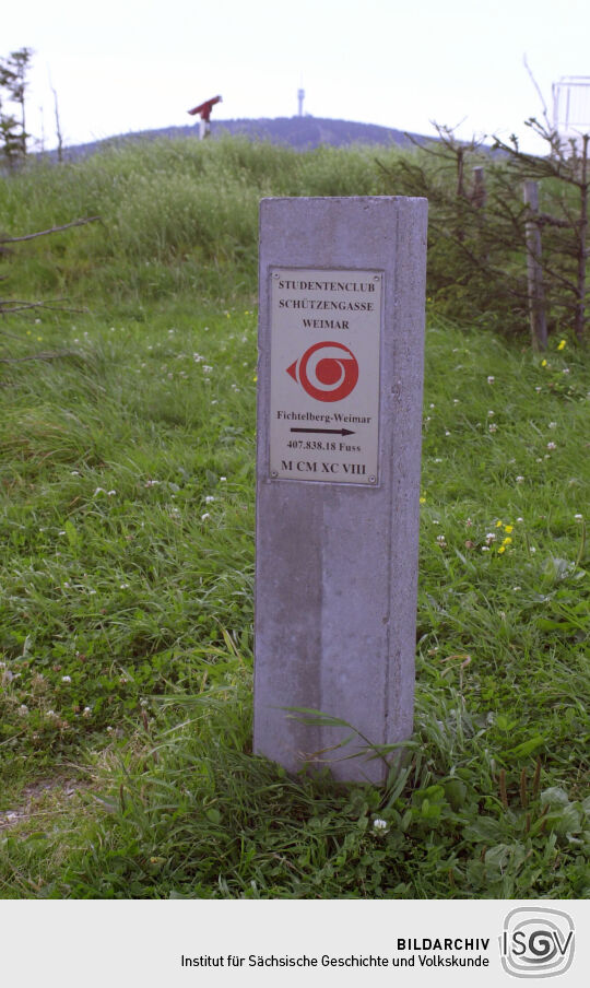 Wegweiser zum Studentenclub Schützengasse Weimar auf dem Fichtelberg.