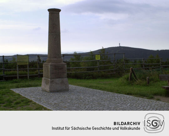Die Säule der Mitteleuropäischen Gradmessung von 1864 auf dem Fichtelberg.