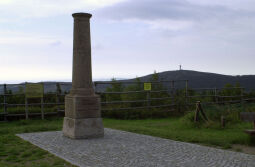 Die Säule der Mitteleuropäischen Gradmessung von 1864 auf dem Fichtelberg.