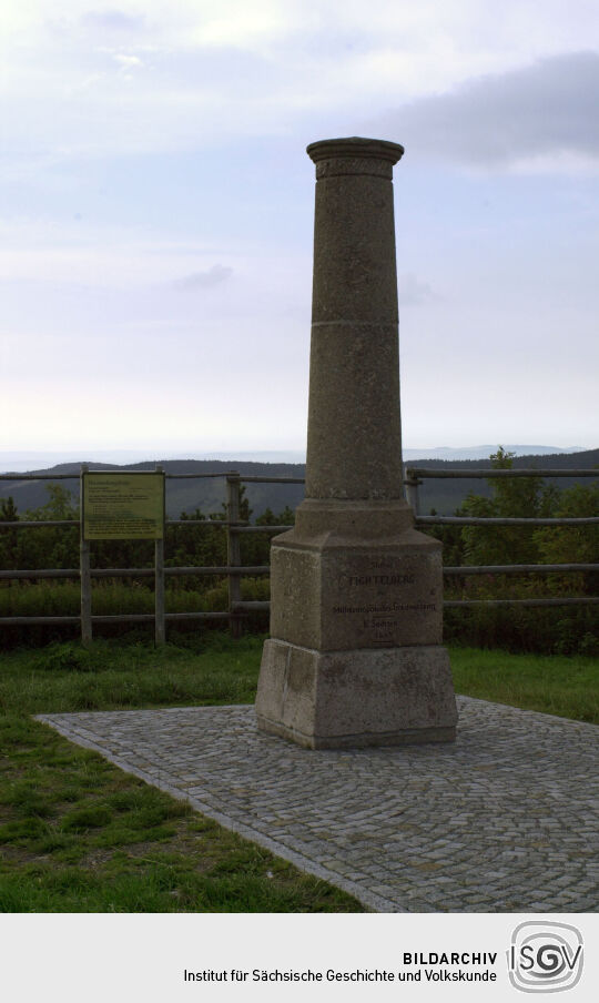 Die Säule der Mitteleuropäischen Gradmessung von 1864 auf dem Fichtelberg.