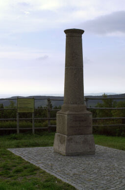 Die Säule der Mitteleuropäischen Gradmessung von 1864 auf dem Fichtelberg.