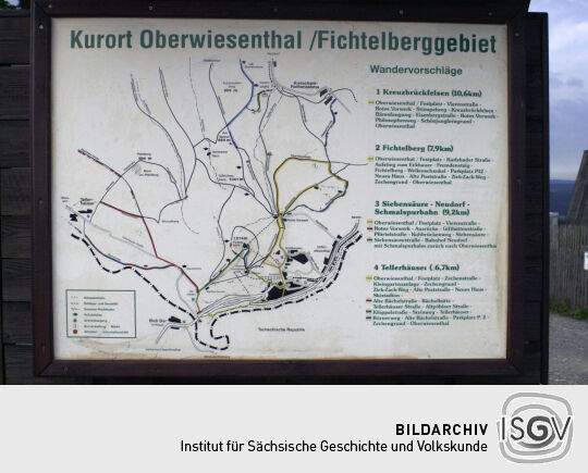 Informationstafel über Wanderwege im Fichtelberggebiet.
