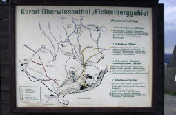 Informationstafel über Wanderwege im Fichtelberggebiet.