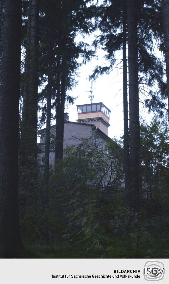 Der Aussichtsturm mit Unterkunftshaus auf dem Gleesberg bei Schneeberg.