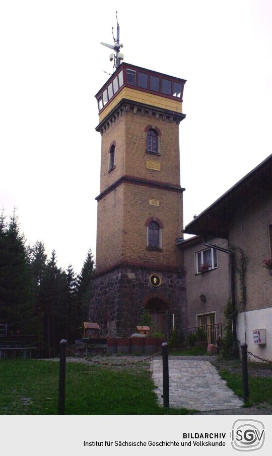 Der Dr.-Köhler-Aussichtsturm mit Unterkunftshaus auf dem Gleesberg bei Schneeberg.