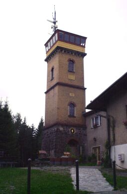 Der Dr.-Köhler-Aussichtsturm mit Unterkunftshaus auf dem Gleesberg bei Schneeberg.