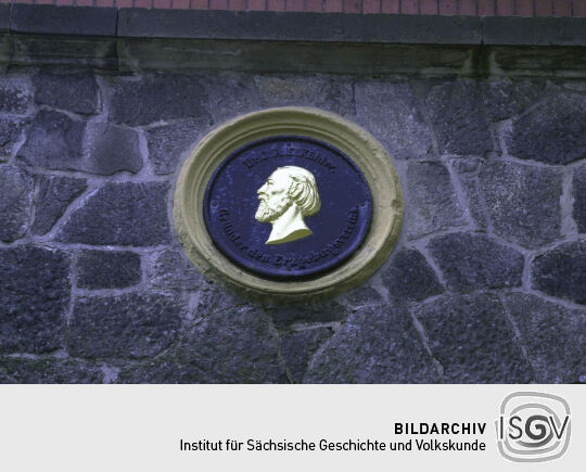 Die Widmungsplakette am Dr.-Köhler-Aussichtsturm auf dem Gleesberg bei Schneeberg.