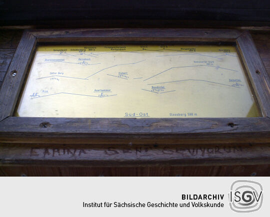 Die Schreibung der Ausssicht vom Dr.-Köhler-Aussichtsturm auf dem Gleesberg bei Schneeberg.