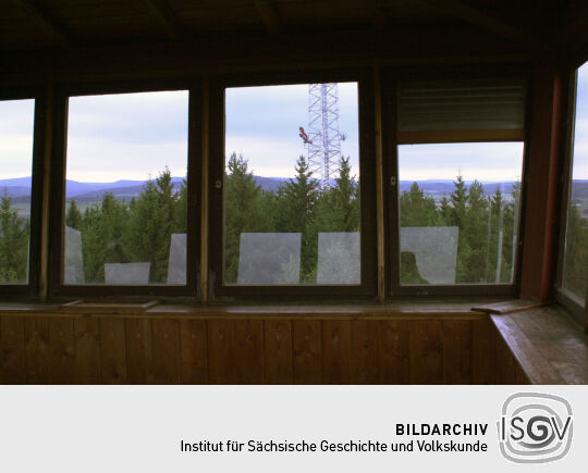 Die langsam zuwachsende Ausssicht vom Dr.-Köhler-Aussichtsturm auf dem Gleesberg bei Schneeberg.