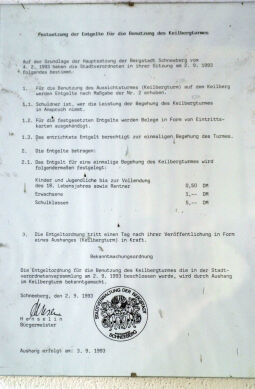 Informationen zu den Eintrittspreisen an der Tür zum Turm auf dem Keilberg bei Schneeberg.