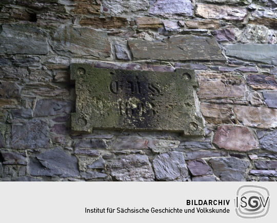 Inschrift GVS 1893 am Turm. Der Gebirgsverein Schneeberg errichtete 1893 den Aussichtsturm auf dem Keilberg bei Schneeberg.