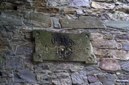 Bild: Inschrift GVS 1893 am Turm. Der Gebirgsverein Schneeberg errichtete 1893 den Aussichtsturm auf dem Keilberg bei Schneeberg.