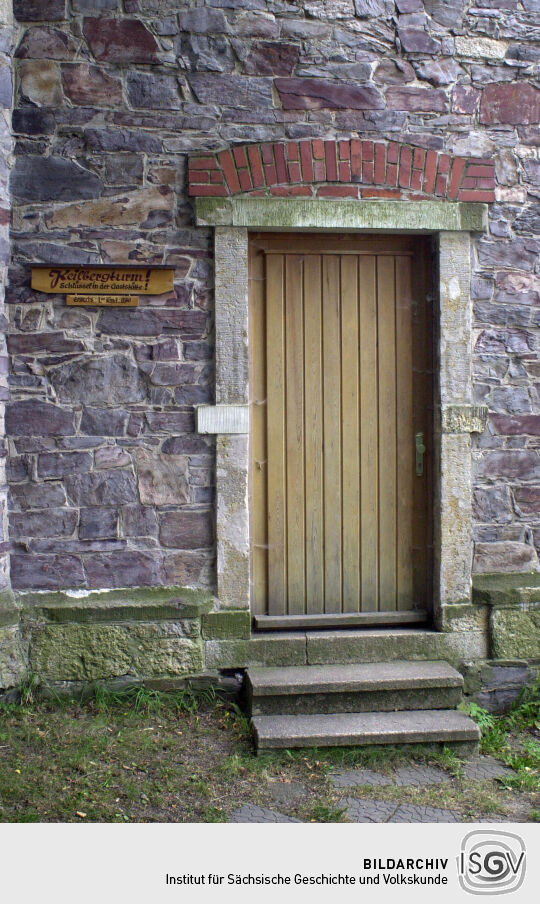 Der Eingang zum Turm auf dem Keilberg bei Schneeberg.