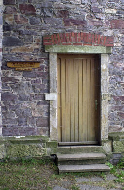 Der Eingang zum Turm auf dem Keilberg bei Schneeberg.