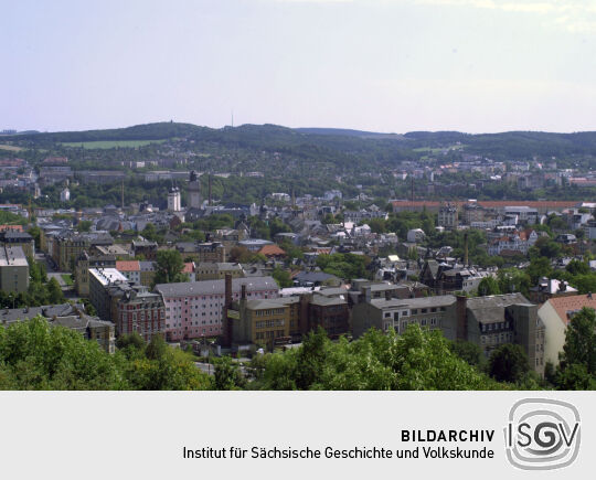Die Aussicht vom Aussichtsturm auf dem Bärenstein in Richtung Kemmlerturm auf die Stadt Plauen im Vogtland.