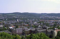 Die Aussicht vom Aussichtsturm auf dem Bärenstein in Richtung Kemmlerturm auf die Stadt Plauen im Vogtland.