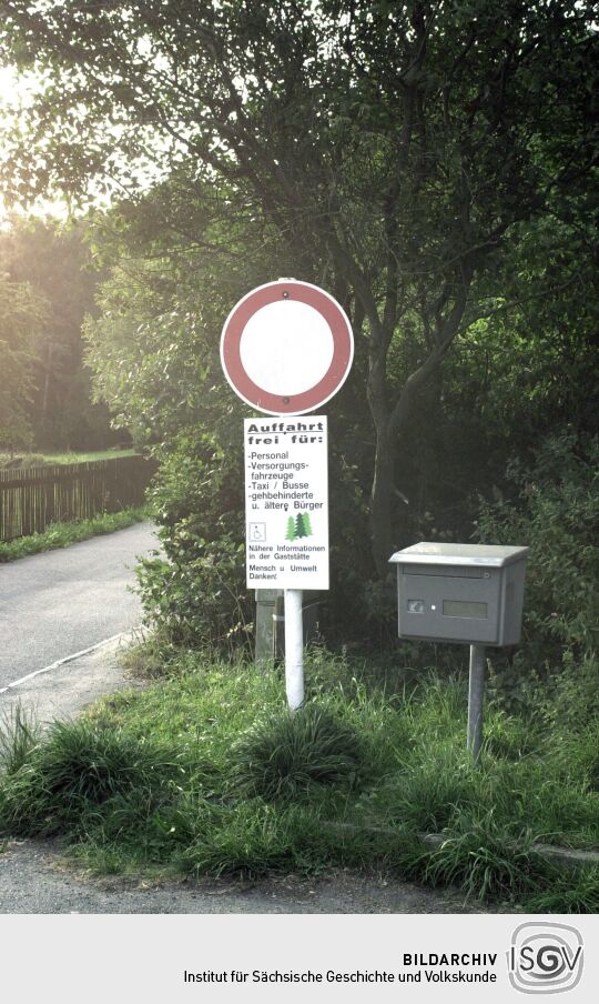 Verkehrs- und Hinweisschild an der Auffahrt zum Kuhberg bei Netzschkau.