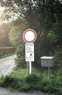 Bild: Verkehrs- und Hinweisschild an der Auffahrt zum Kuhberg bei Netzschkau.
