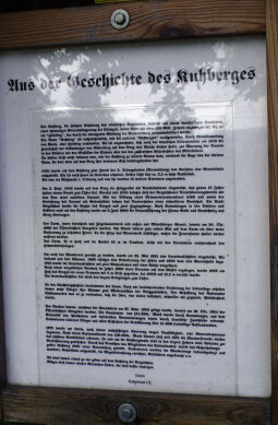 Informationstafel zur touristischen Geschichte an der Auffahrt zum Kuhberg bei Netzschkau.