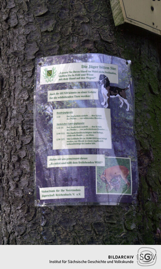 Informationstafel zum Verhalten am Aufgang zum Kuhberg bei Netzschkau.