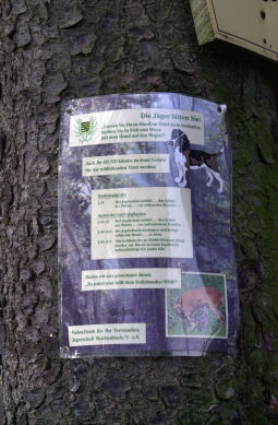 Informationstafel zum Verhalten am Aufgang zum Kuhberg bei Netzschkau.