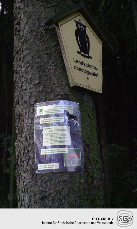 Informationstafel zum Verhalten am Aufgang zum Kuhberg bei Netzschkau.