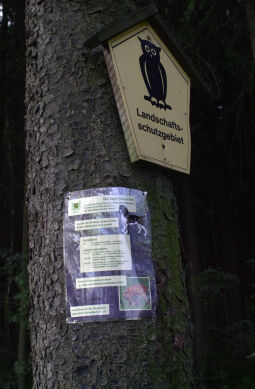 Informationstafel zum Verhalten am Aufgang zum Kuhberg bei Netzschkau.