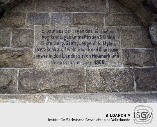 Inschrift am Aussichtsturm auf dem Kuhberg bei Netzschkau.