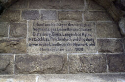 Inschrift am Aussichtsturm auf dem Kuhberg bei Netzschkau.