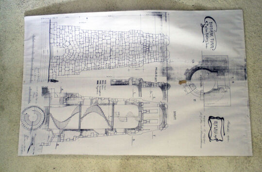 Kopien der historischen Konstruktionszeichnungen des Aussichtsturms auf dem Kuhberg bei Netzschkau im Treppenaufgang.