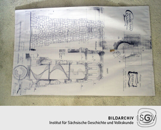 Kopien der historischen Konstruktionszeichnungen des Aussichtsturms auf dem Kuhberg bei Netzschkau im Treppenaufgang.