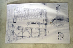 Kopien der historischen Konstruktionszeichnungen des Aussichtsturms auf dem Kuhberg bei Netzschkau im Treppenaufgang.