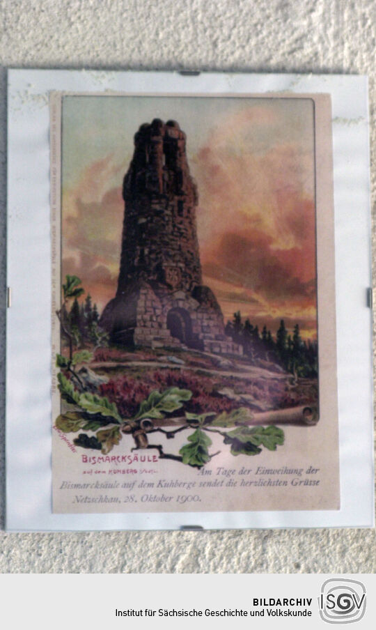 Die Kopie einer historischen Postkarte des Aussichtsturms auf dem Kuhberg bei Netzschkau im Treppenaufgang.