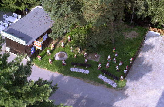 Der Blick vom Turm auf die Freiflächen an der Gaststätte und dem Aussichtsturm auf dem Kuhberg bei Netzschkau.