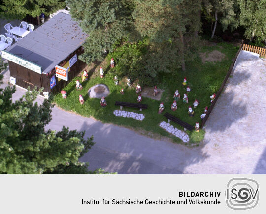 Der Blick vom Turm auf die Freiflächen an der Gaststätte und dem Aussichtsturm auf dem Kuhberg bei Netzschkau.