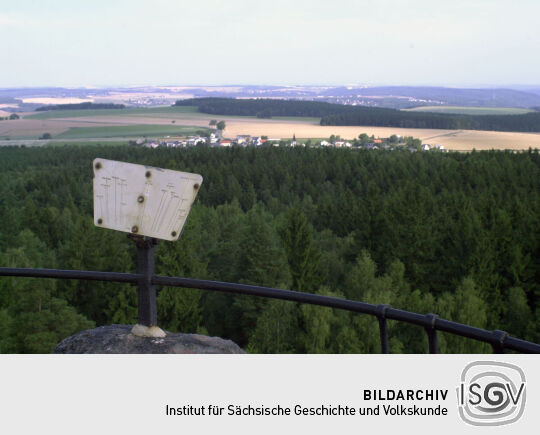 Tafel mit der Beschreibung der Aussicht vom Turm auf dem Kuhberg bei Netzschkau.