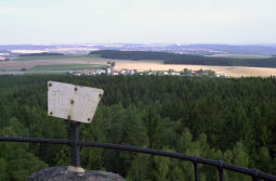 Tafel mit der Beschreibung der Aussicht vom Turm auf dem Kuhberg bei Netzschkau.