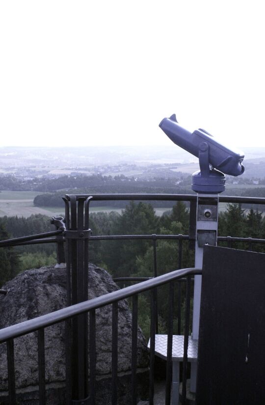 Auf dem Turm ist ein  Fernrohr angebracht.