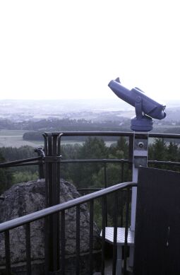 Auf dem Turm ist ein  Fernrohr angebracht.