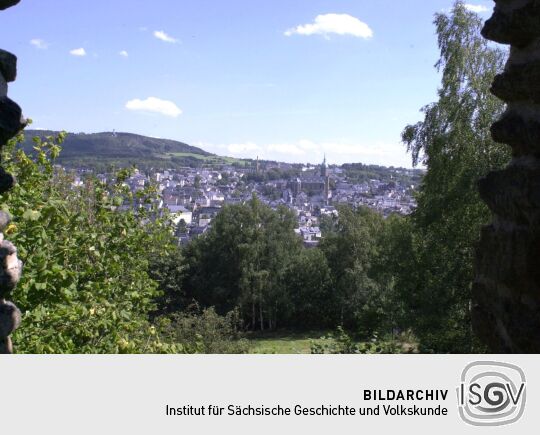 Die Aussicht vom Schreckenbergturm auf die Stadt Annaberg-Buchholz mit dem Pöhlberg.