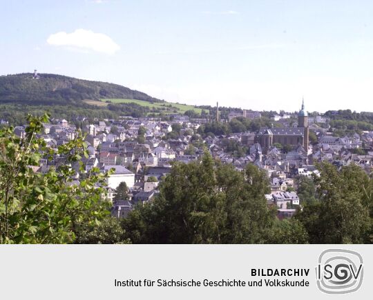 Die Aussicht vom Schreckenbergturm auf die Stadt Annaberg-Buchholz mit dem Pöhlberg.