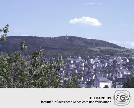 Die Aussicht vom Schreckenbergturm auf die Stadt Annaberg-Buchholz mit dem Pöhlberg.