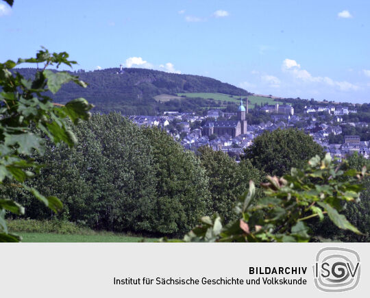 Die Aussicht vom Schreckenbergturm auf die Stadt Annaberg-Buchholz mit dem Pöhlberg.