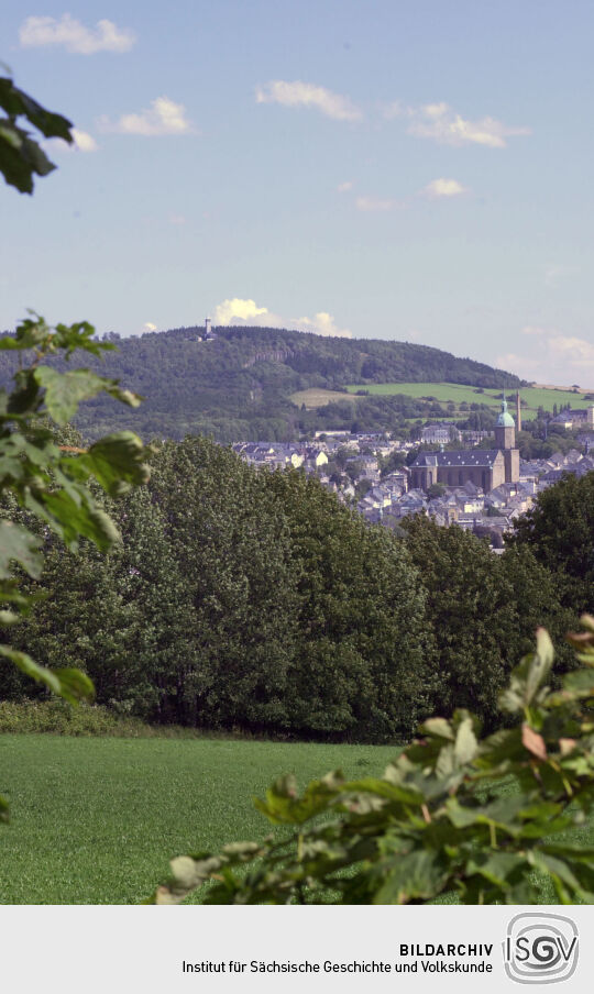 Die Aussicht vom Schreckenbergturm auf die Stadt Annaberg-Buchholz mit dem Pöhlberg.